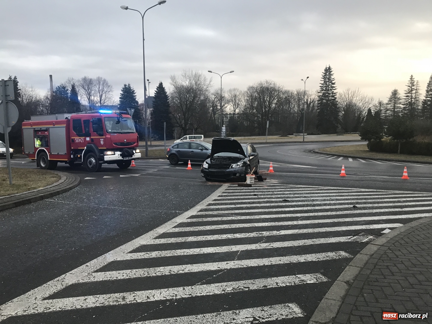 Zdjęcie w galerii na portalu naszraciborz.pl: Dwie osoby w szpitalu po zderzeniu skody i volkswagena na rondzie  wiadomości z regionu
