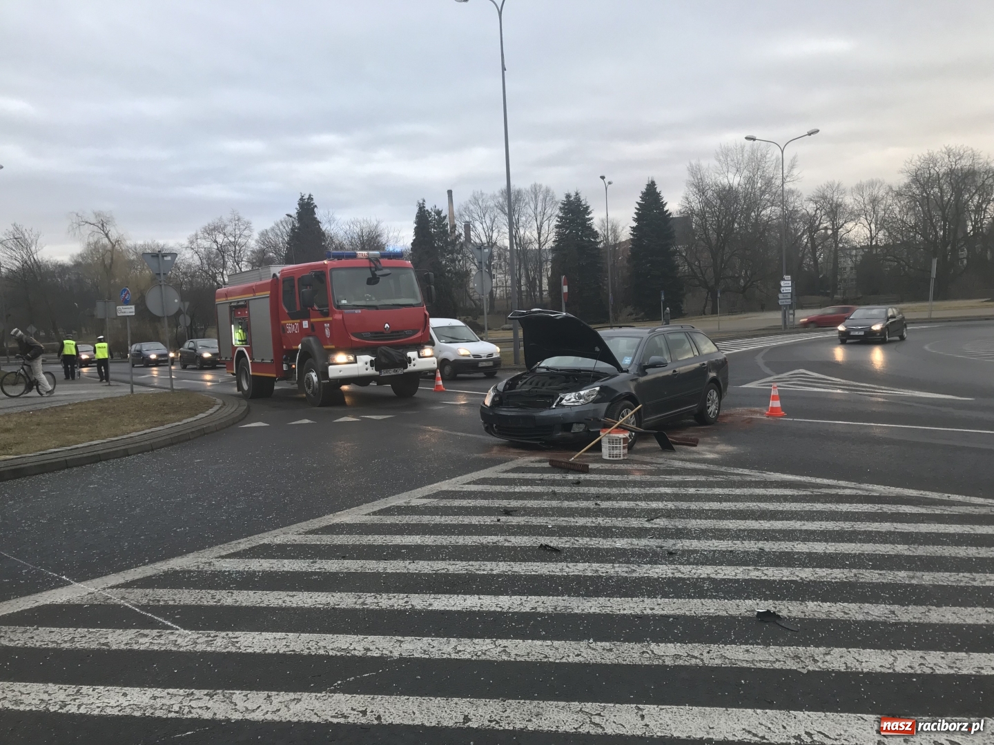 Zdjęcie w galerii na portalu naszraciborz.pl: Dwie osoby w szpitalu po zderzeniu skody i volkswagena na rondzie  wiadomości z regionu
