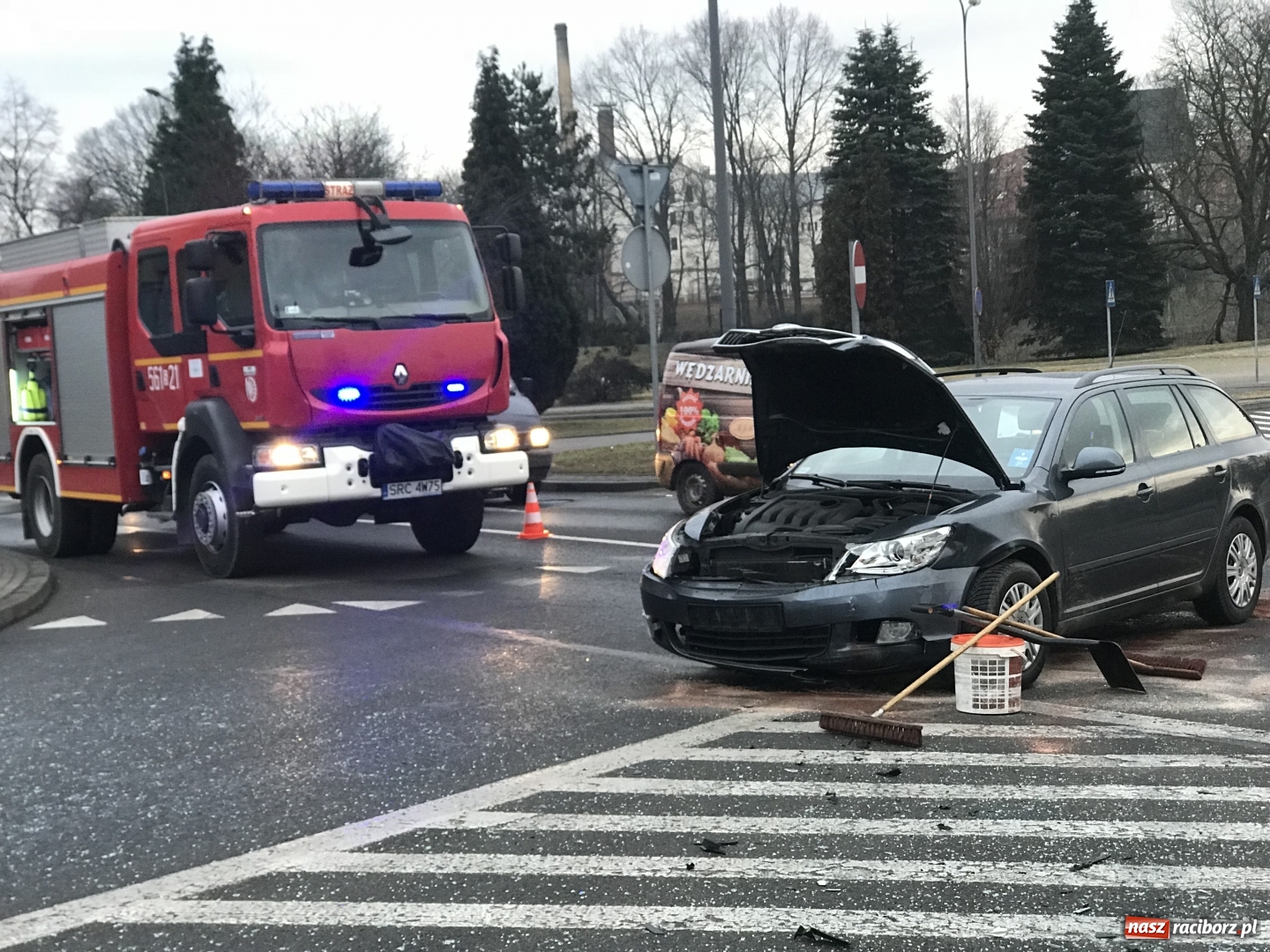 Zdjęcie w galerii na portalu naszraciborz.pl: Dwie osoby w szpitalu po zderzeniu skody i volkswagena na rondzie  wiadomości z regionu