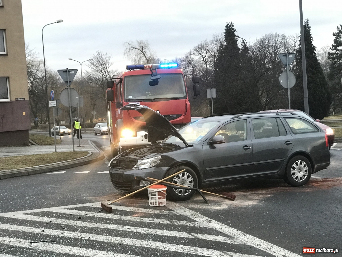 Zdjęcie w galerii na portalu naszraciborz.pl: Dwie osoby w szpitalu po zderzeniu skody i volkswagena na rondzie  wiadomości z regionu