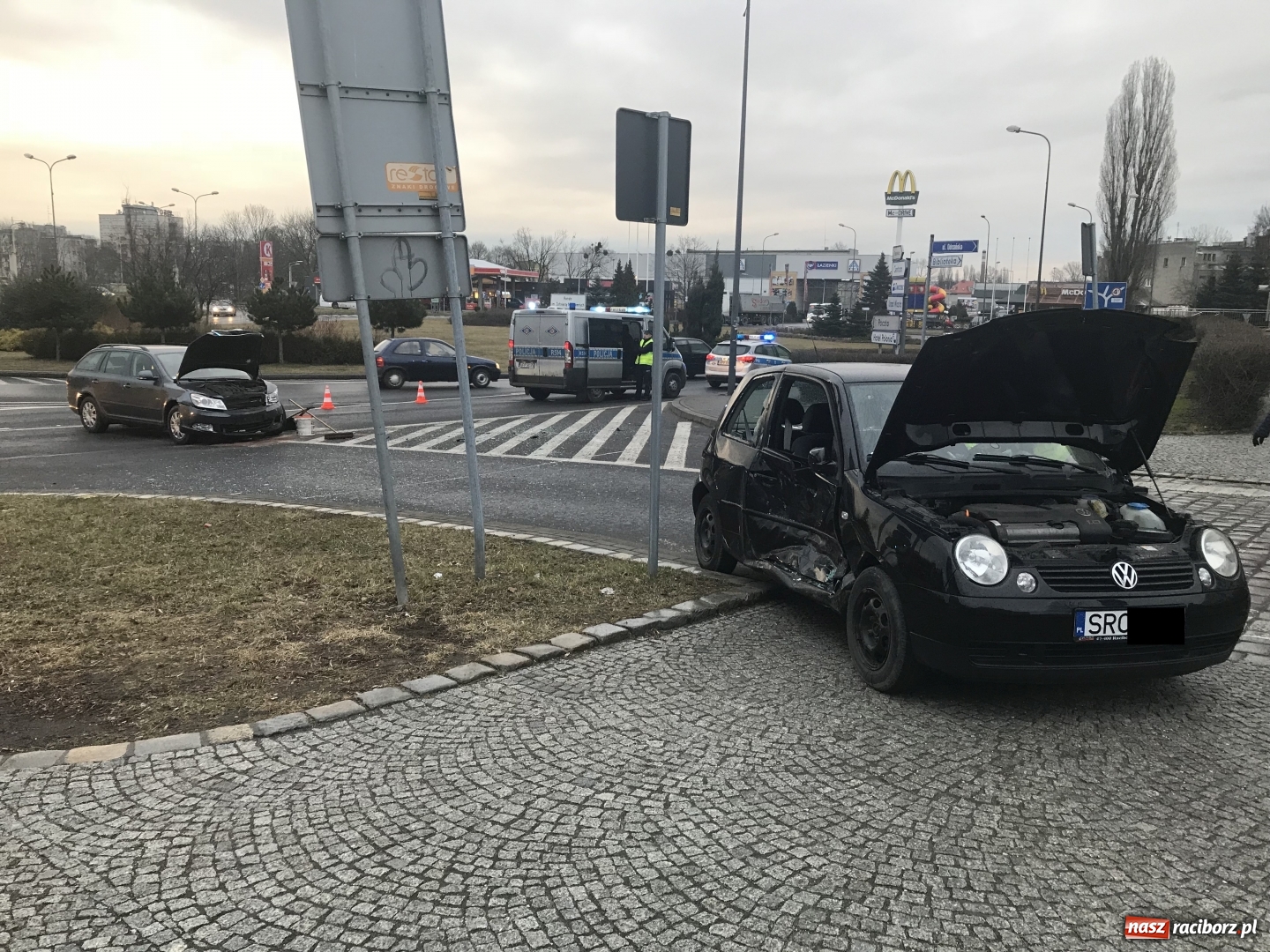 Zdjęcie w galerii na portalu naszraciborz.pl: Dwie osoby w szpitalu po zderzeniu skody i volkswagena na rondzie  wiadomości z regionu