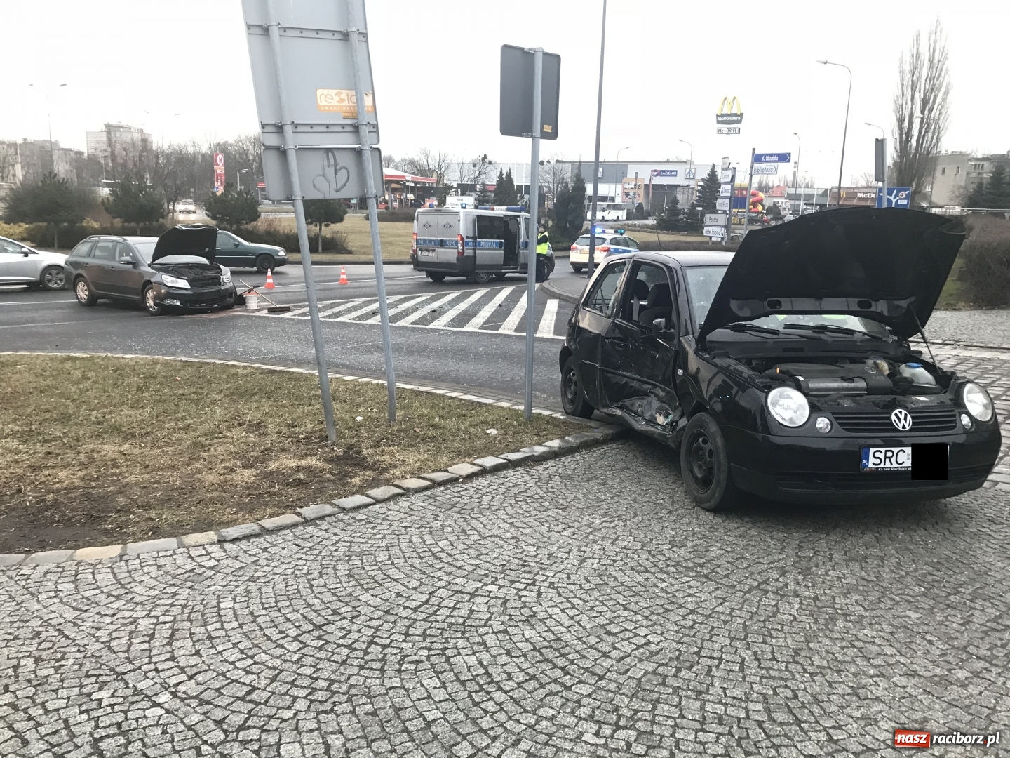 Zdjęcie w galerii na portalu naszraciborz.pl: Dwie osoby w szpitalu po zderzeniu skody i volkswagena na rondzie  wiadomości z regionu