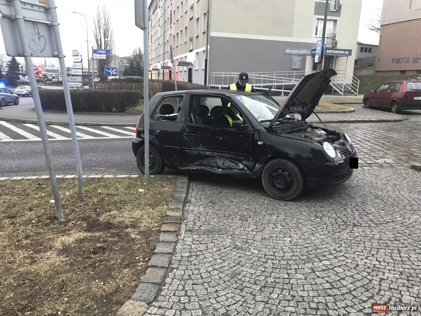 Zdjęcie w galerii na portalu naszraciborz.pl: Dwie osoby w szpitalu po zderzeniu skody i volkswagena na rondzie  wiadomości z regionu