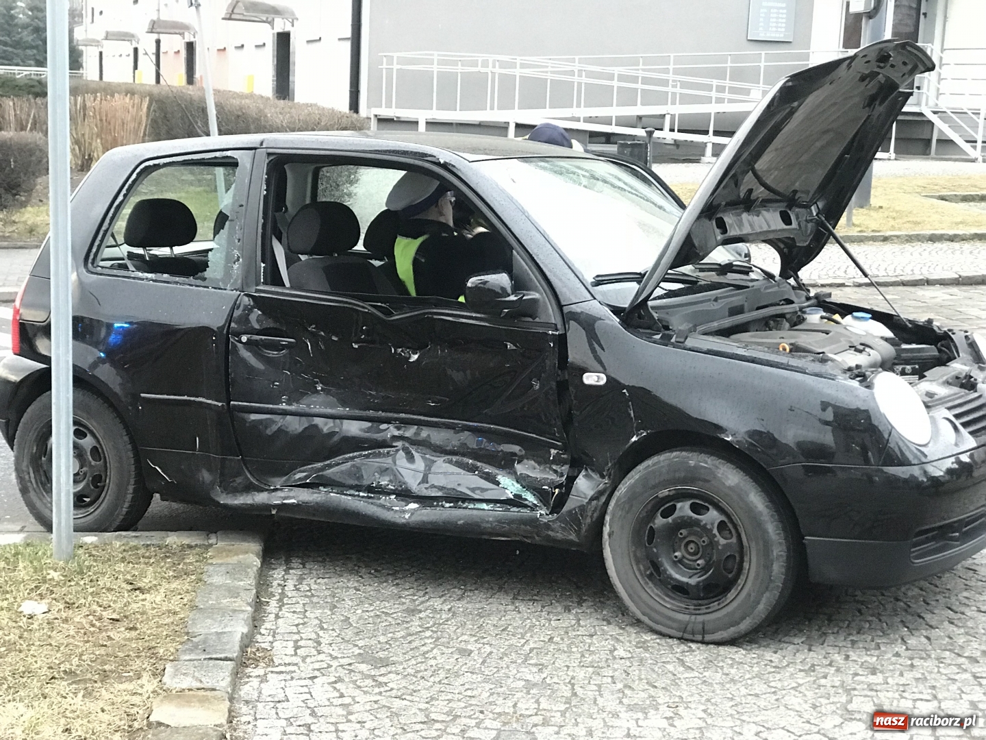 Zdjęcie w galerii na portalu naszraciborz.pl: Dwie osoby w szpitalu po zderzeniu skody i volkswagena na rondzie  wiadomości z regionu