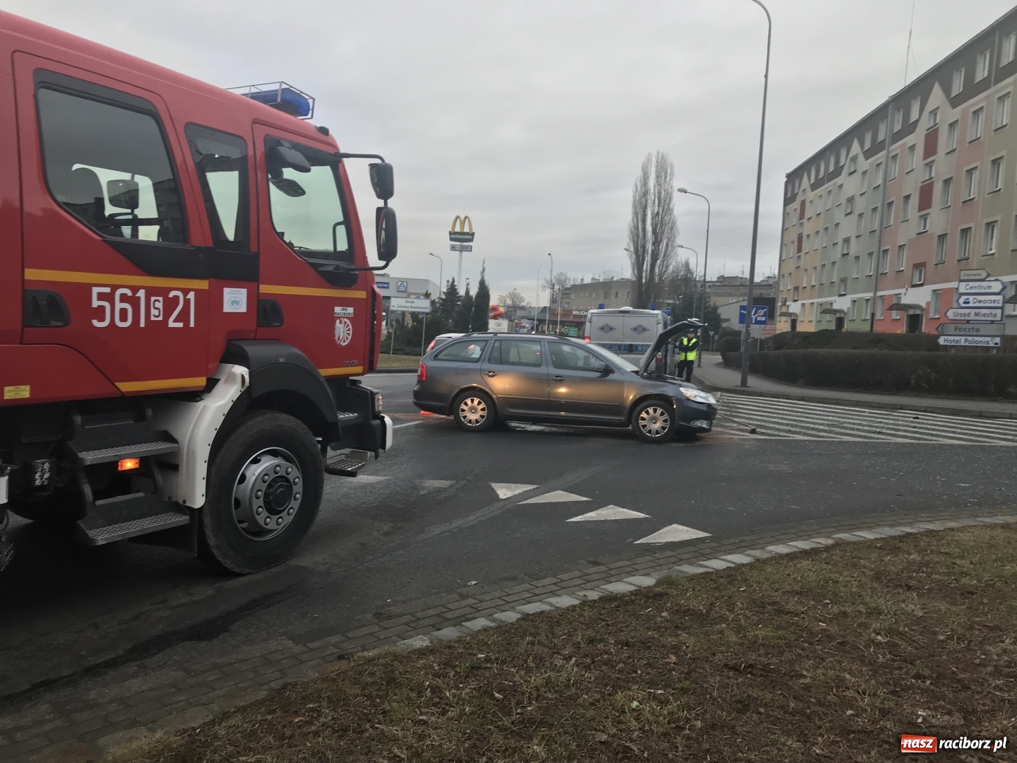 Zdjęcie w galerii na portalu naszraciborz.pl: Dwie osoby w szpitalu po zderzeniu skody i volkswagena na rondzie  wiadomości z regionu