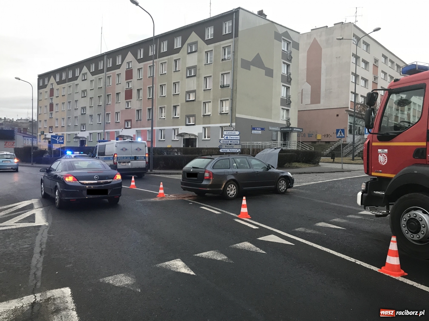 Zdjęcie w galerii na portalu naszraciborz.pl: Dwie osoby w szpitalu po zderzeniu skody i volkswagena na rondzie  wiadomości z regionu