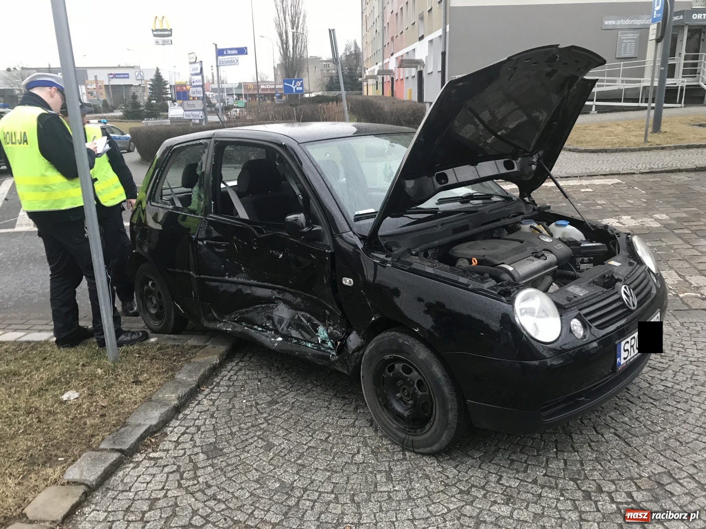 Zdjęcie w galerii na portalu naszraciborz.pl: Dwie osoby w szpitalu po zderzeniu skody i volkswagena na rondzie  wiadomości z regionu
