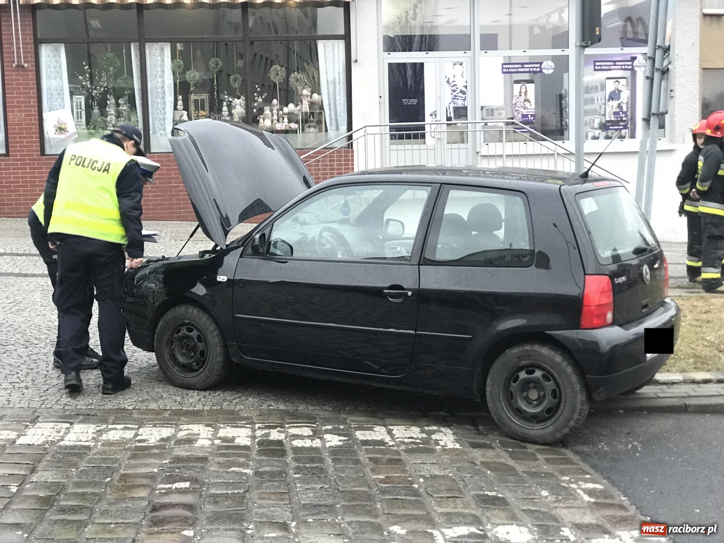 Zdjęcie w galerii na portalu naszraciborz.pl: Dwie osoby w szpitalu po zderzeniu skody i volkswagena na rondzie  wiadomości z regionu