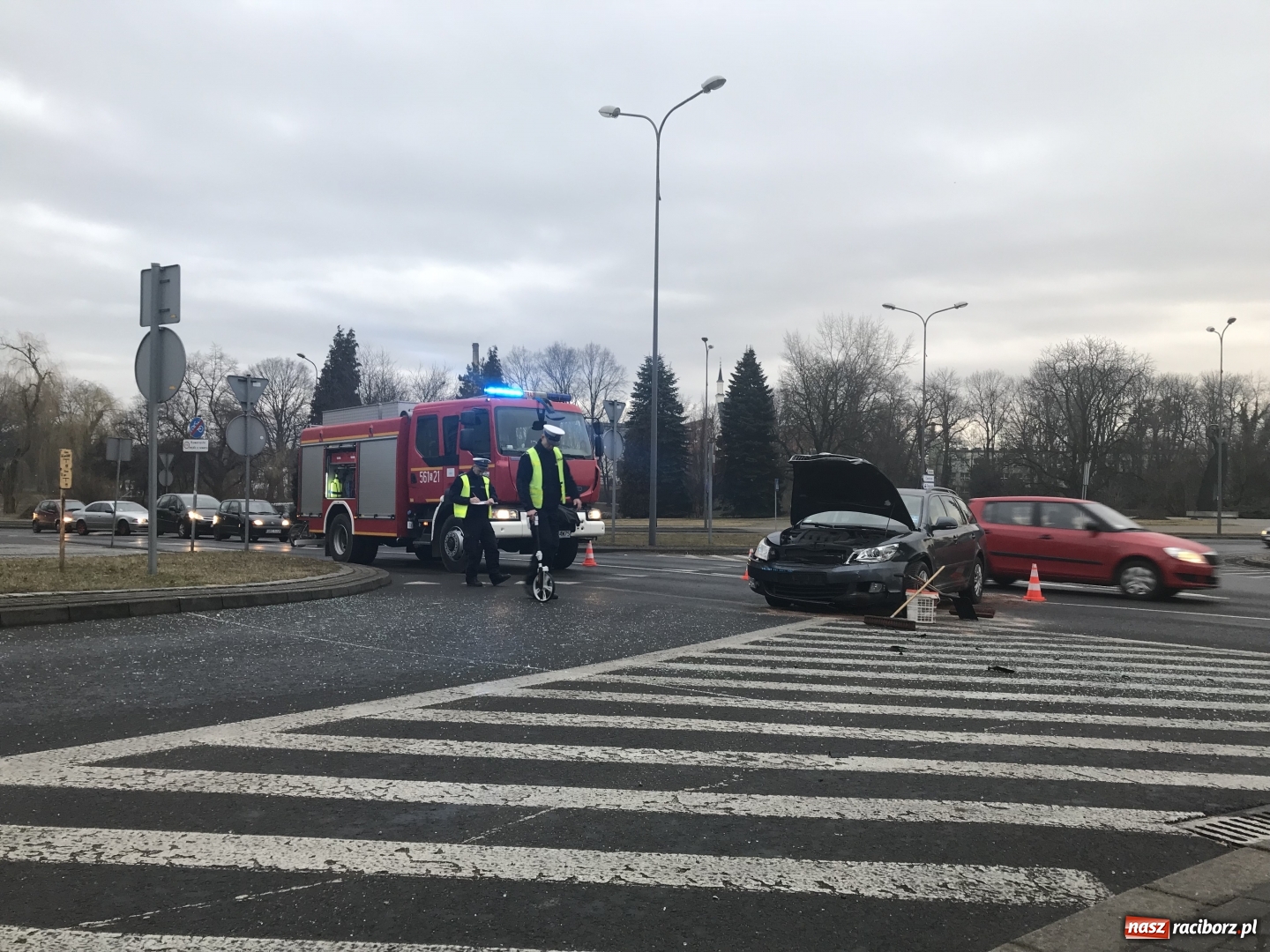 Zdjęcie w galerii na portalu naszraciborz.pl: Dwie osoby w szpitalu po zderzeniu skody i volkswagena na rondzie  wiadomości z regionu