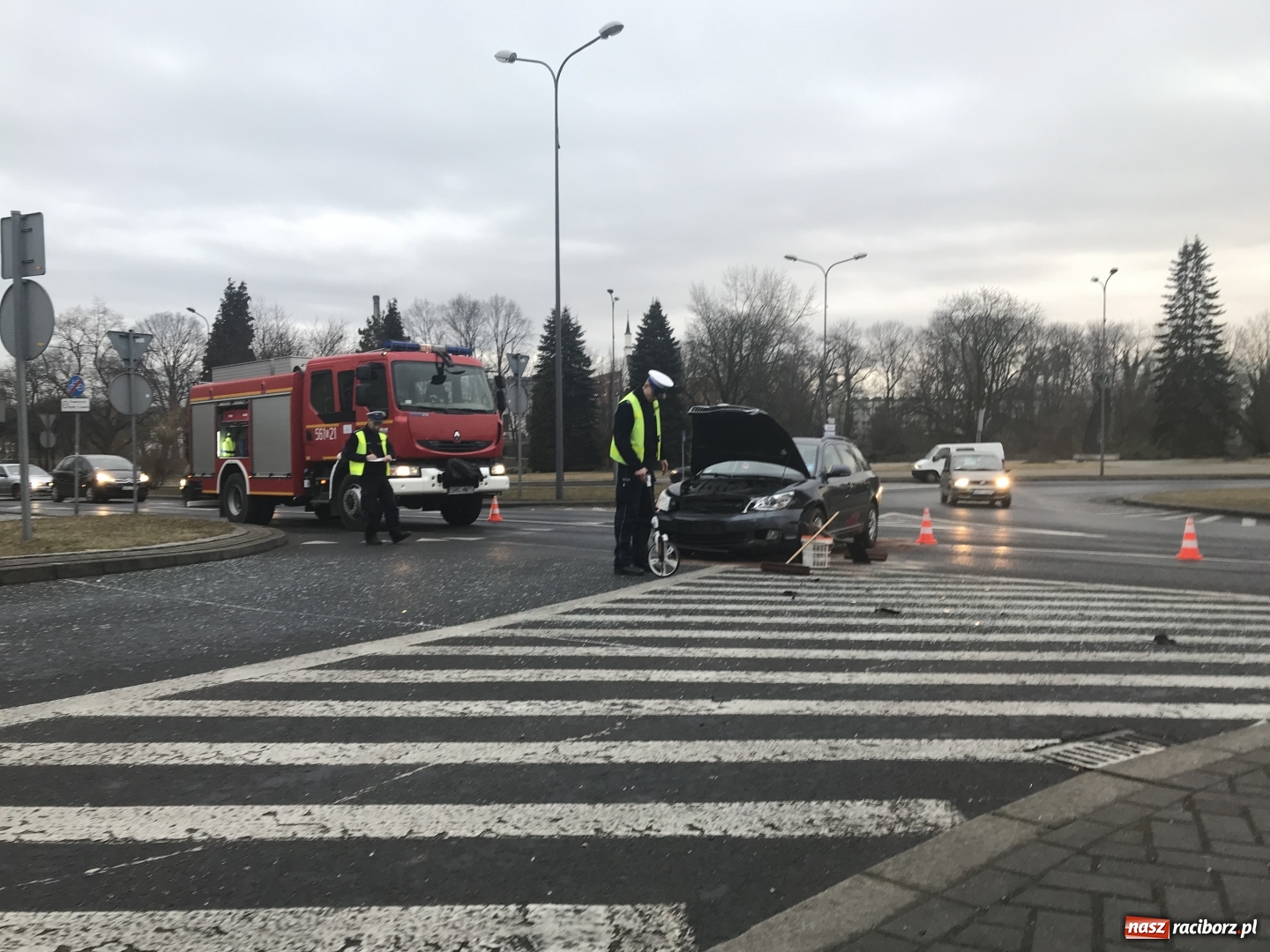 Zdjęcie w galerii na portalu naszraciborz.pl: Dwie osoby w szpitalu po zderzeniu skody i volkswagena na rondzie  wiadomości z regionu