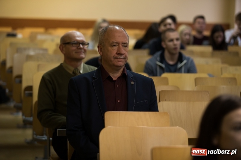 Zdjęcie w galerii na portalu naszraciborz.pl: Dziennikarz Witold Repetowicz gościem PWSZ w Raciborzu wiadomości z regionu