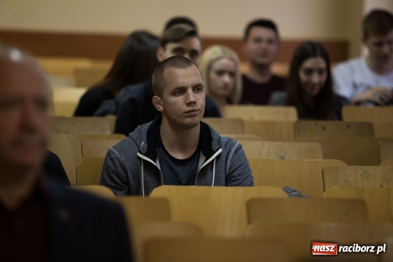 Zdjęcie w galerii na portalu naszraciborz.pl: Dziennikarz Witold Repetowicz gościem PWSZ w Raciborzu wiadomości z regionu