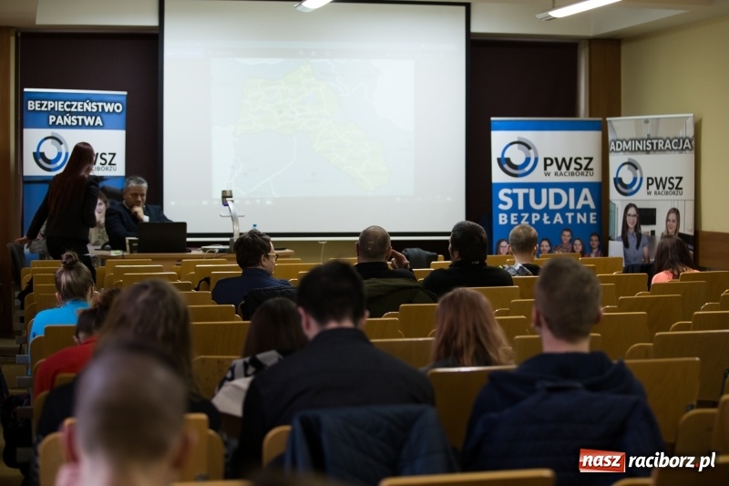 Zdjęcie w galerii na portalu naszraciborz.pl: Dziennikarz Witold Repetowicz gościem PWSZ w Raciborzu wiadomości z regionu