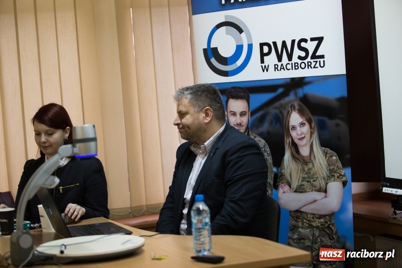 Zdjęcie w galerii na portalu naszraciborz.pl: Dziennikarz Witold Repetowicz gościem PWSZ w Raciborzu wiadomości z regionu