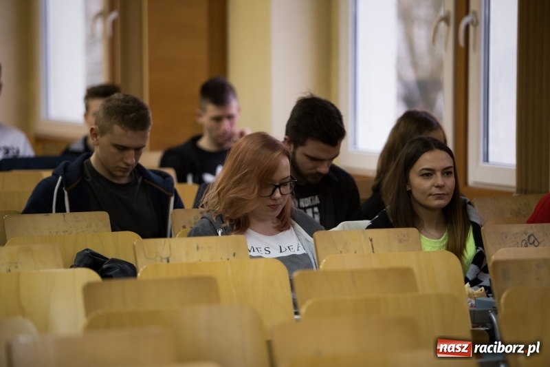 Zdjęcie w galerii na portalu naszraciborz.pl: Dziennikarz Witold Repetowicz gościem PWSZ w Raciborzu wiadomości z regionu