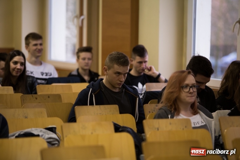 Zdjęcie w galerii na portalu naszraciborz.pl: Dziennikarz Witold Repetowicz gościem PWSZ w Raciborzu wiadomości z regionu