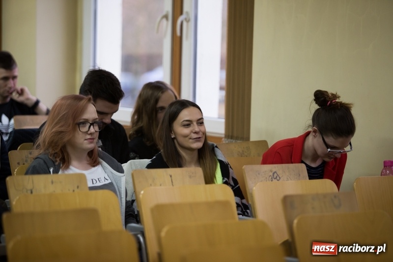 Zdjęcie w galerii na portalu naszraciborz.pl: Dziennikarz Witold Repetowicz gościem PWSZ w Raciborzu wiadomości z regionu