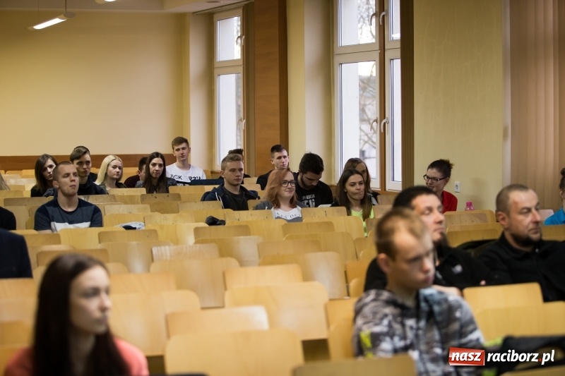 Zdjęcie w galerii na portalu naszraciborz.pl: Dziennikarz Witold Repetowicz gościem PWSZ w Raciborzu wiadomości z regionu