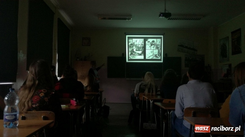 Zdjęcie w galerii na portalu naszraciborz.pl: Uczniowie Mickiewicza wysłuchali wykładu o Jądrze Ciemności wiadomości z regionu