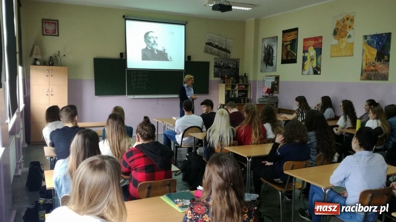 Zdjęcie w galerii na portalu naszraciborz.pl: Uczniowie Mickiewicza wysłuchali wykładu o Jądrze Ciemności wiadomości z regionu