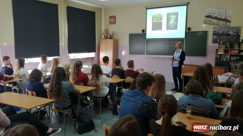 Zdjęcie w galerii na portalu naszraciborz.pl: Uczniowie Mickiewicza wysłuchali wykładu o Jądrze Ciemności wiadomości z regionu