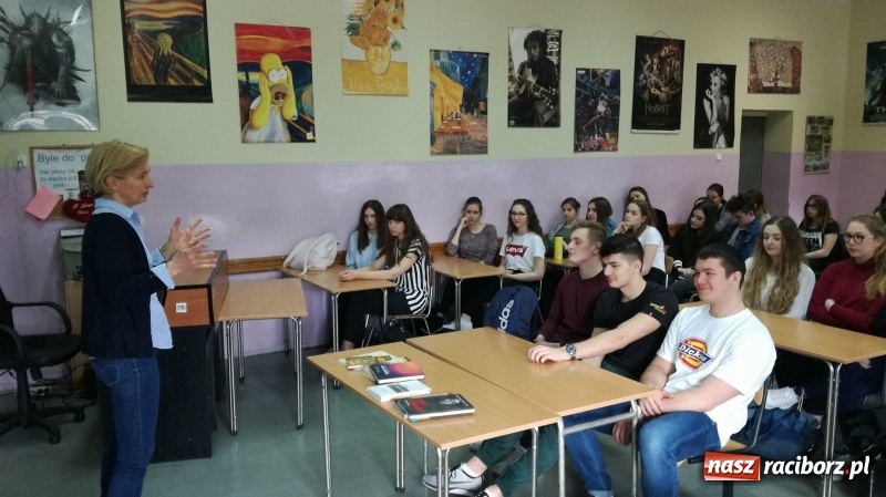 Zdjęcie w galerii na portalu naszraciborz.pl: Uczniowie Mickiewicza wysłuchali wykładu o Jądrze Ciemności wiadomości z regionu