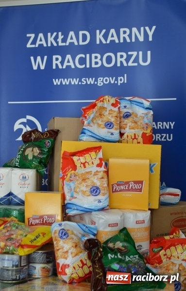 Zdjęcie w galerii na portalu naszraciborz.pl: Funkcjonariusze SW z Raciborza przygotowują Świąteczny koszyk dla Polaków na Kresach wiadomości z regionu