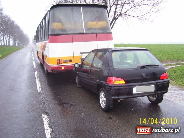 Zdjęcie w galerii na portalu naszraciborz.pl: Wjechał w autobus, bo go nie zauważył wiadomości z regionu