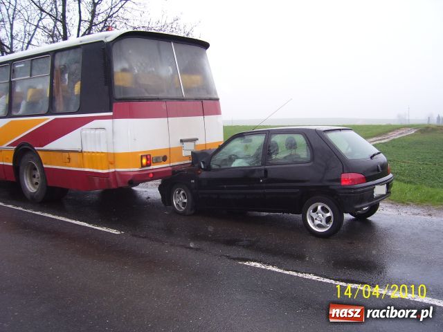Zdjęcie w galerii na portalu naszraciborz.pl: Wjechał w autobus, bo go nie zauważył wiadomości z regionu