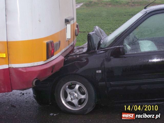 Zdjęcie w galerii na portalu naszraciborz.pl: Wjechał w autobus, bo go nie zauważył wiadomości z regionu