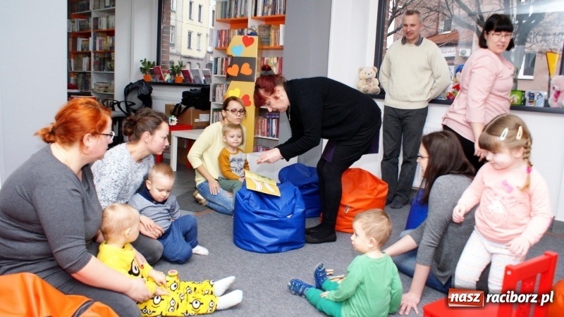 Zdjęcie w galerii na portalu naszraciborz.pl: Gra w kolory w bibliotece na Ostrogu wiadomości z regionu