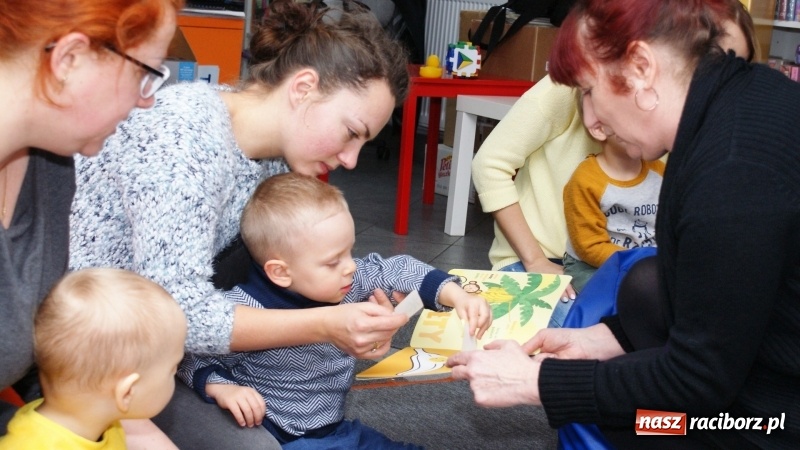 Zdjęcie w galerii na portalu naszraciborz.pl: Gra w kolory w bibliotece na Ostrogu wiadomości z regionu