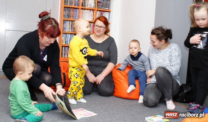 Zdjęcie w galerii na portalu naszraciborz.pl: Gra w kolory w bibliotece na Ostrogu wiadomości z regionu