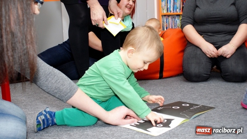 Zdjęcie w galerii na portalu naszraciborz.pl: Gra w kolory w bibliotece na Ostrogu wiadomości z regionu