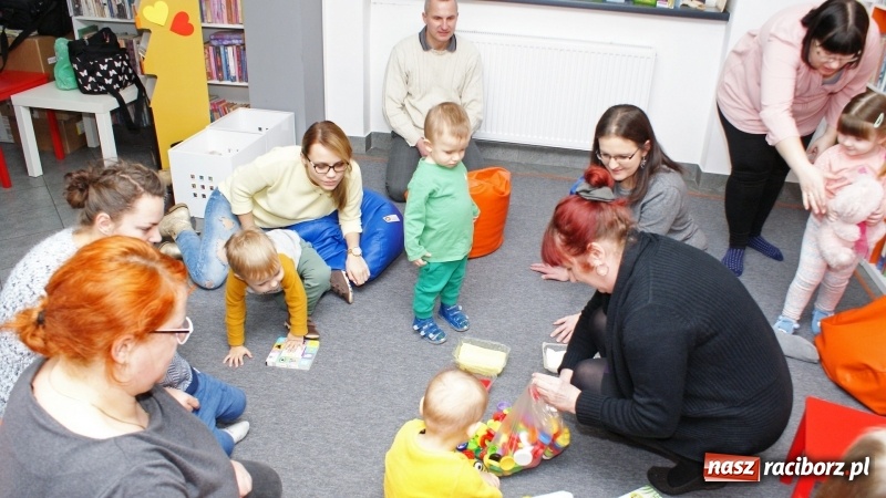 Zdjęcie w galerii na portalu naszraciborz.pl: Gra w kolory w bibliotece na Ostrogu wiadomości z regionu