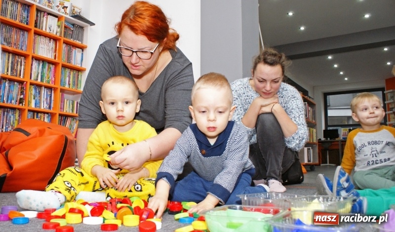 Zdjęcie w galerii na portalu naszraciborz.pl: Gra w kolory w bibliotece na Ostrogu wiadomości z regionu