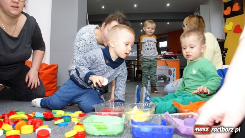 Zdjęcie w galerii na portalu naszraciborz.pl: Gra w kolory w bibliotece na Ostrogu wiadomości z regionu