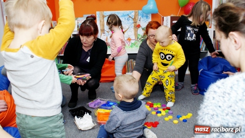 Zdjęcie w galerii na portalu naszraciborz.pl: Gra w kolory w bibliotece na Ostrogu wiadomości z regionu