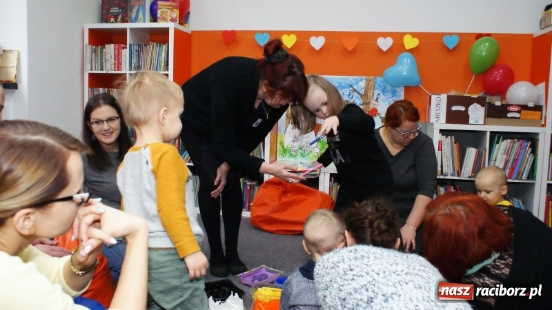 Zdjęcie w galerii na portalu naszraciborz.pl: Gra w kolory w bibliotece na Ostrogu wiadomości z regionu
