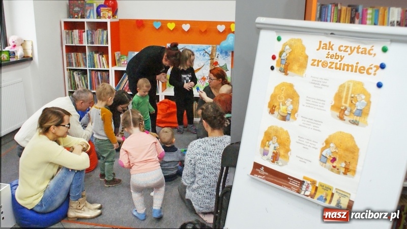 Zdjęcie w galerii na portalu naszraciborz.pl: Gra w kolory w bibliotece na Ostrogu wiadomości z regionu