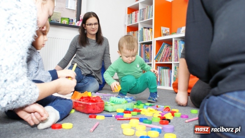 Zdjęcie w galerii na portalu naszraciborz.pl: Gra w kolory w bibliotece na Ostrogu wiadomości z regionu