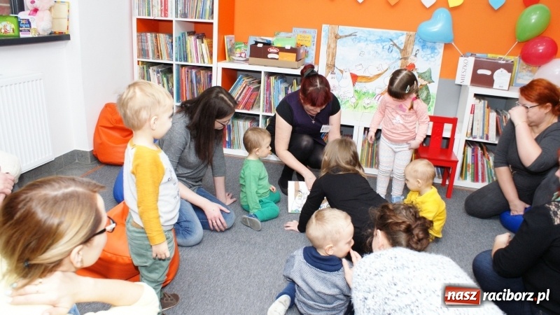 Zdjęcie w galerii na portalu naszraciborz.pl: Gra w kolory w bibliotece na Ostrogu wiadomości z regionu
