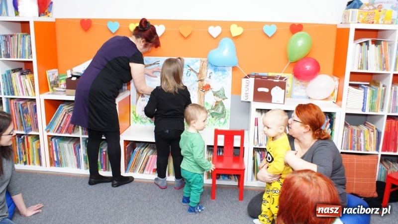 Zdjęcie w galerii na portalu naszraciborz.pl: Gra w kolory w bibliotece na Ostrogu wiadomości z regionu