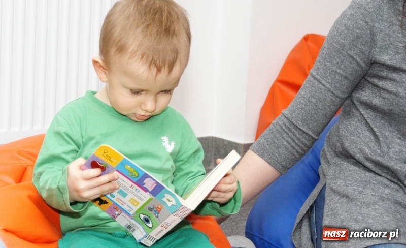Zdjęcie w galerii na portalu naszraciborz.pl: Gra w kolory w bibliotece na Ostrogu wiadomości z regionu
