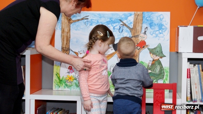 Zdjęcie w galerii na portalu naszraciborz.pl: Gra w kolory w bibliotece na Ostrogu wiadomości z regionu