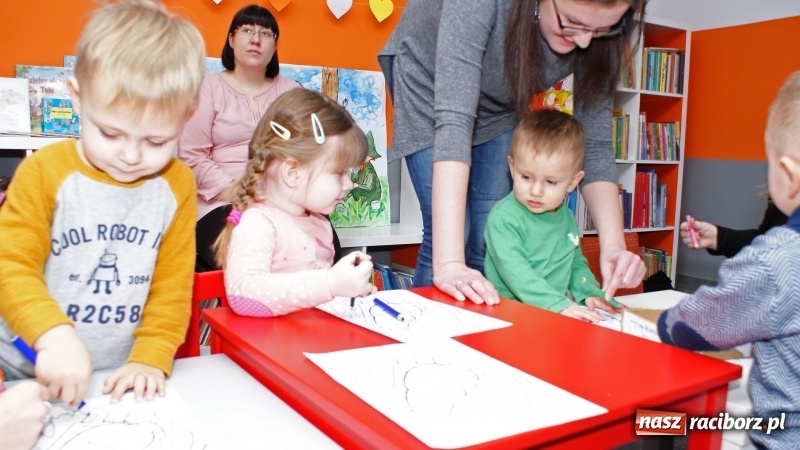Zdjęcie w galerii na portalu naszraciborz.pl: Gra w kolory w bibliotece na Ostrogu wiadomości z regionu