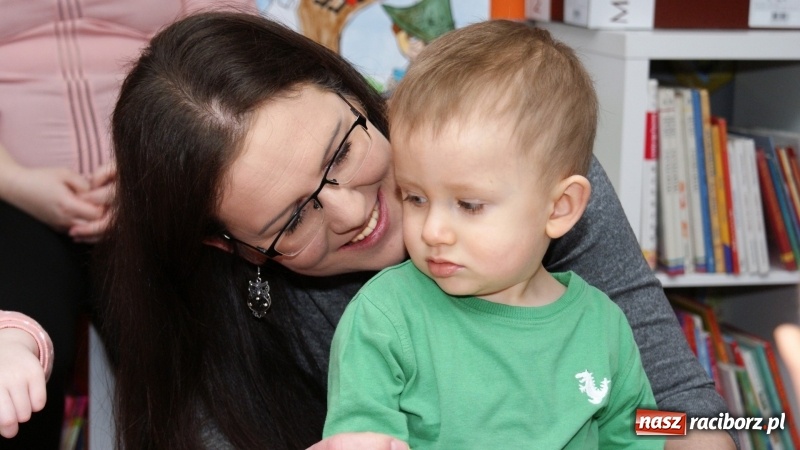 Zdjęcie w galerii na portalu naszraciborz.pl: Gra w kolory w bibliotece na Ostrogu wiadomości z regionu