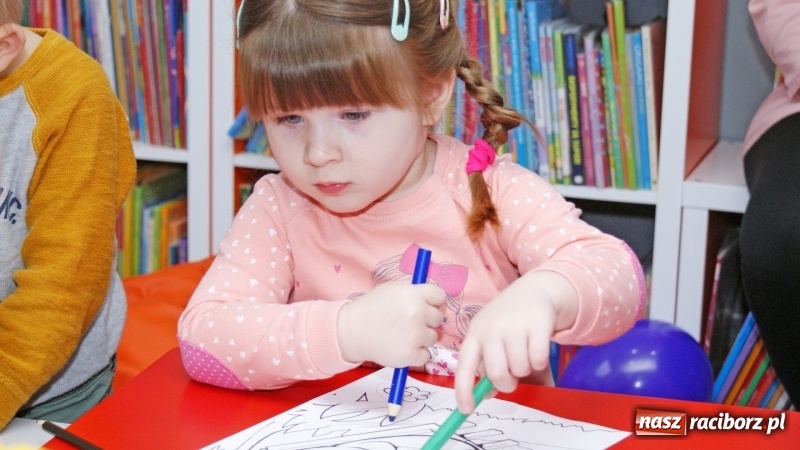 Zdjęcie w galerii na portalu naszraciborz.pl: Gra w kolory w bibliotece na Ostrogu wiadomości z regionu