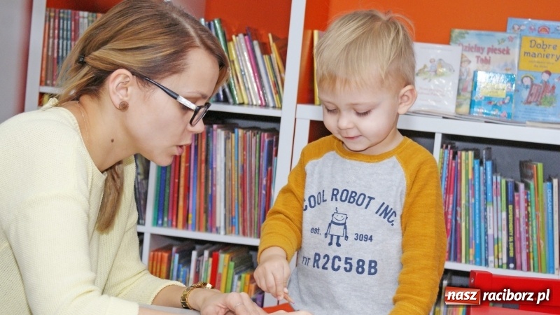 Zdjęcie w galerii na portalu naszraciborz.pl: Gra w kolory w bibliotece na Ostrogu wiadomości z regionu