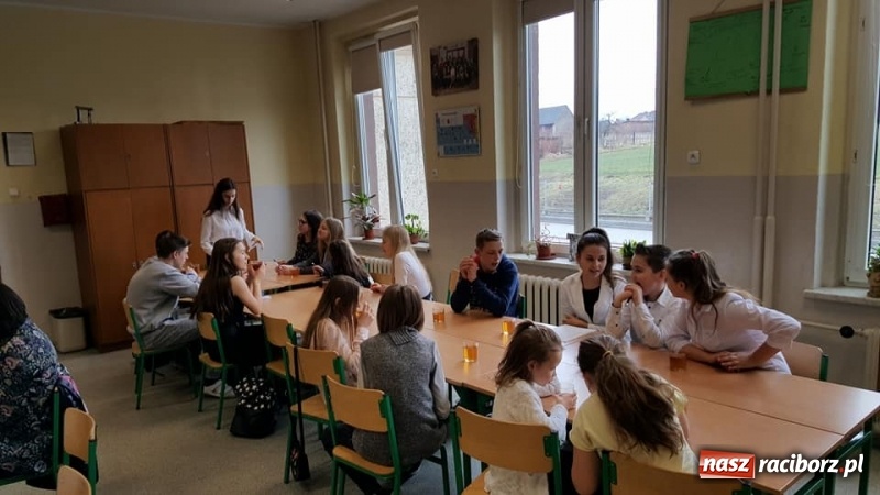 Zdjęcie w galerii na portalu naszraciborz.pl: W Tworkowie wyłoniono mistrzów pamięci liczby PI wiadomości z regionu